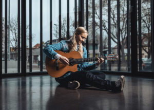 Julie Malía kommt mit neuer Gitarre nach Hamburg