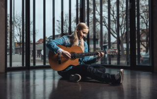 Julie Malía kommt mit neuer Gitarre nach Hamburg